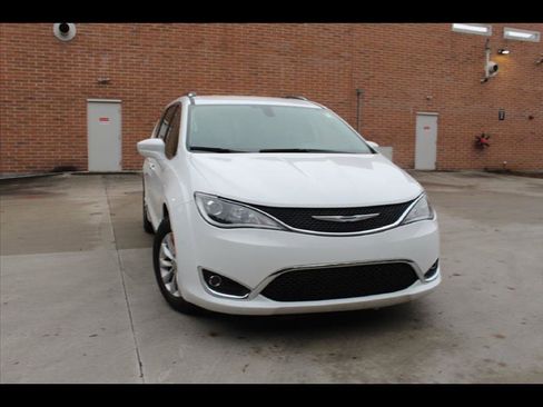Used 2019 Chrysler Pacifica Touring-L image 1