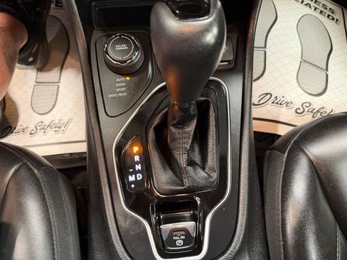 Used 2019 Jeep Cherokee Latitude Plus AWD/4WD image 16