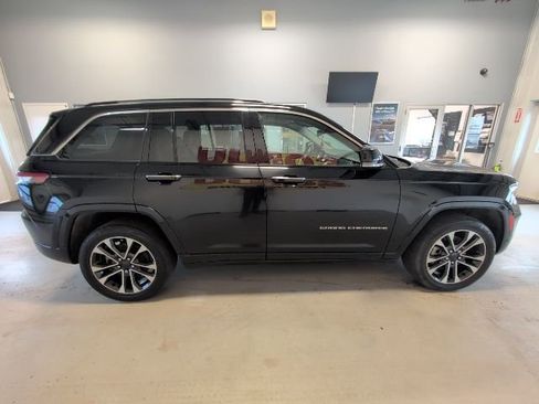 Used 2022 Jeep Grand Cherokee Overland w/ Luxury Tech Group IV AWD/4WD image 6