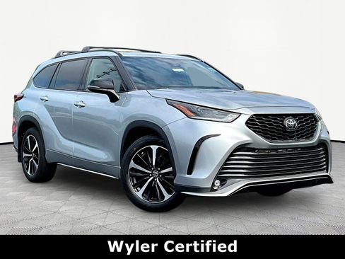 Used 2022 Toyota Highlander XSE AWD/4WD image 3