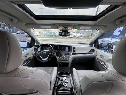 Used 2020 Toyota Sienna XLE w/ XLE Navigation Package image 16