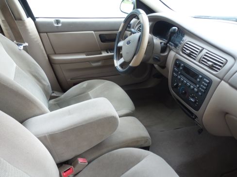 Used 2006 Ford Taurus SE FWD image 26