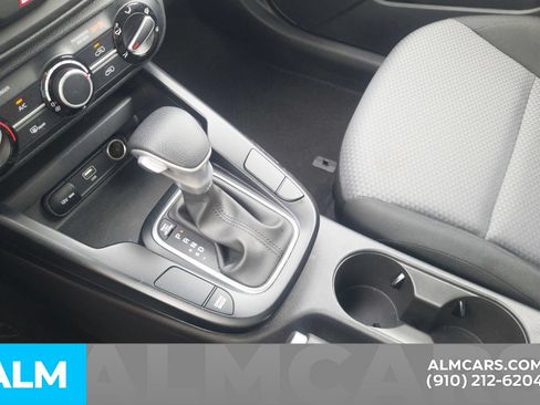 Used 2025 Kia Soul LX w/ LX Technology Package FWD image 10