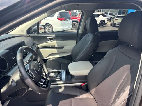 Used 2024 Kia Carnival LX FWD image 9