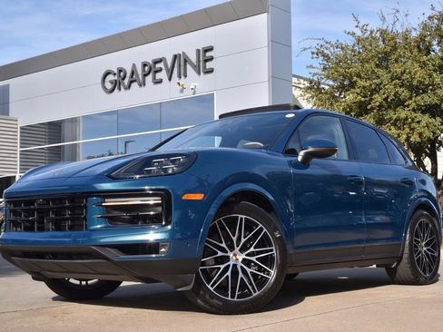 Used 2025 Porsche Cayenne Base image 2