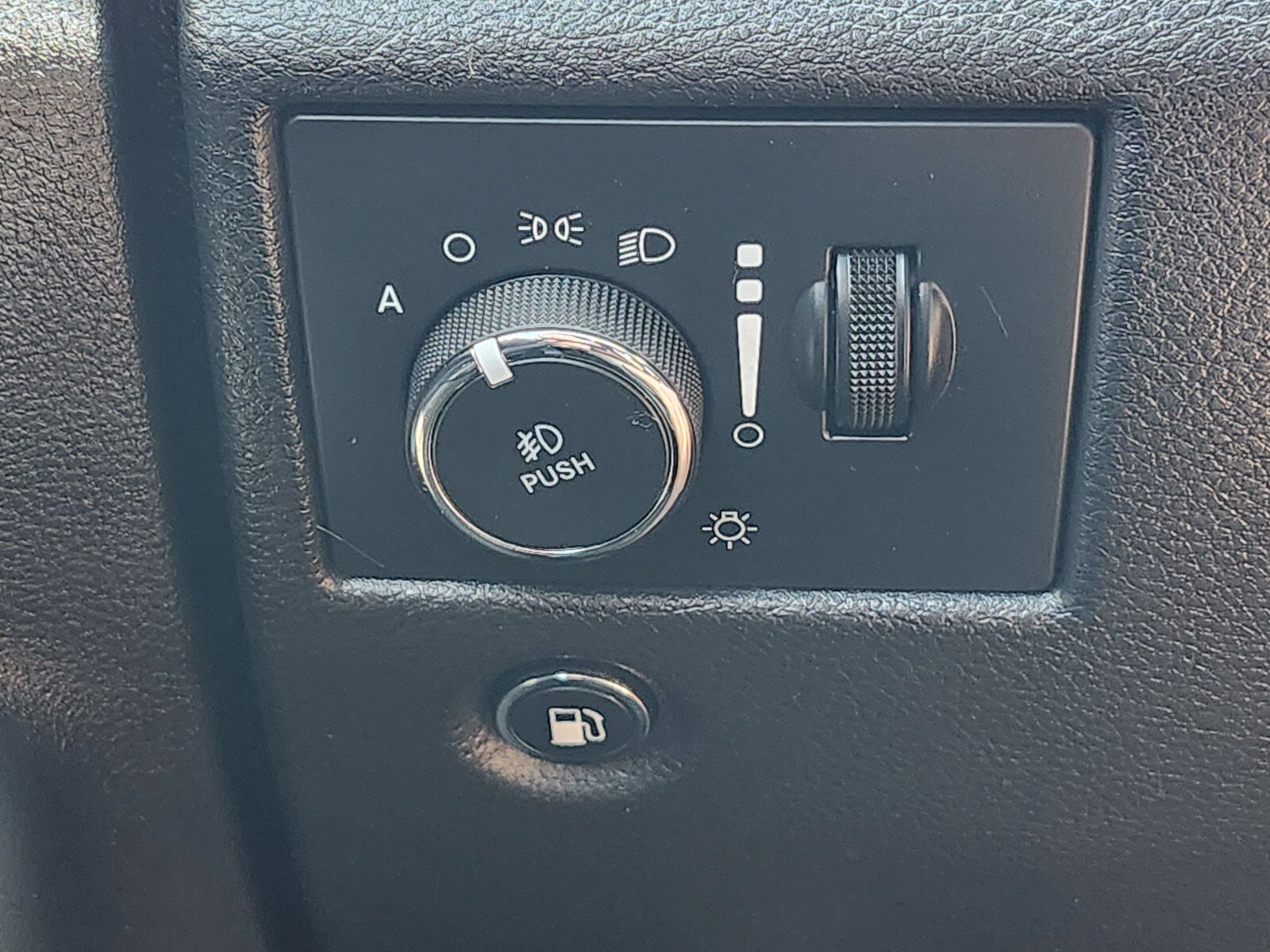 Used 2020 Jeep Grand Cherokee Limited AWD/4WD image 24