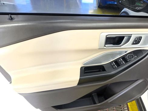 Used 2020 Ford Explorer Platinum w/ Premium Technology Package image 5