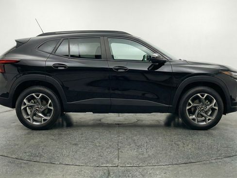 Used 2025 Chevrolet Trax LT FWD image 11