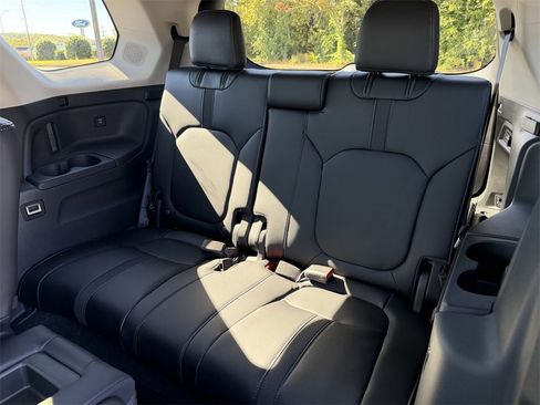 New 2025 Honda Pilot Touring image 14