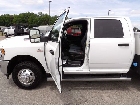Used 2024 RAM 3500 Tradesman w/ Chrome Appearance Group AWD/4WD image 13