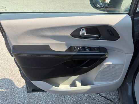 Used 2022 Chrysler Pacifica Touring-L FWD image 9