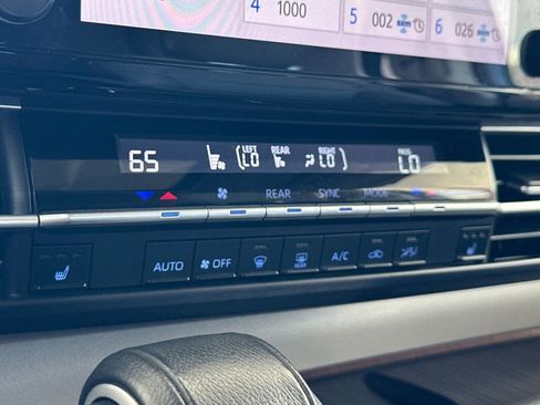 Used 2023 Toyota Sienna XLE FWD image 22