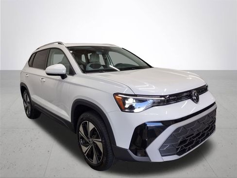 New 2025 Volkswagen Taos SE image 4