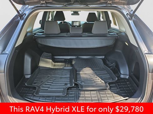Used 2022 Toyota RAV4 XLE AWD/4WD image 19