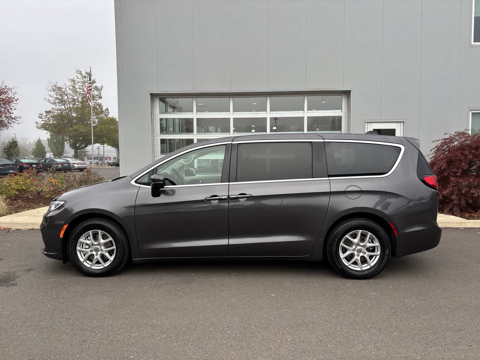 Used 2023 Chrysler Pacifica Touring-L FWD image 2