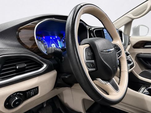 Used 2021 Chrysler Pacifica Limited w/ Uconnect Theater Family Group AWD/4WD image 50