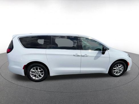Used 2024 Chrysler Pacifica Touring-L FWD image 13