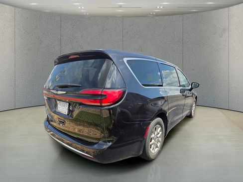 Used 2024 Chrysler Pacifica Touring-L FWD image 4