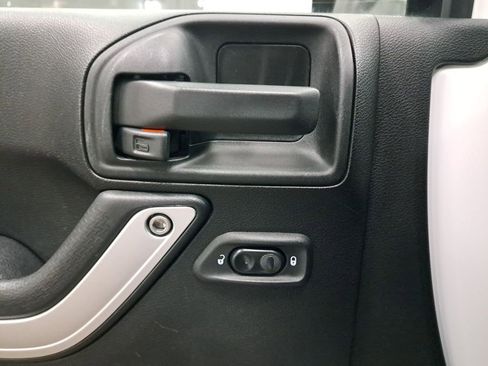 Used 2018 Jeep Wrangler Rubicon w/ Power Convenience Group image 23