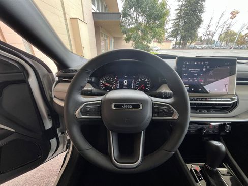 Used 2025 Jeep Compass Limited image 35