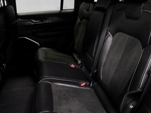 Used 2023 Jeep Grand Cherokee Altitude AWD/4WD image 21