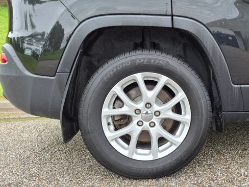 Used 2016 Jeep Cherokee Latitude w/ Comfort/Convenience Group AWD/4WD image 27