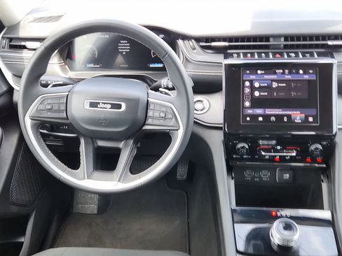 Used 2024 Jeep Grand Cherokee Laredo RWD image 24