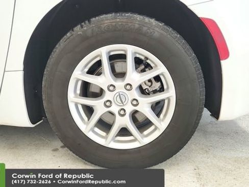Used 2024 Chrysler Pacifica Touring-L FWD image 25