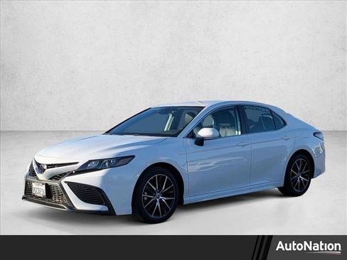 Used 2023 Toyota Camry SE image 1