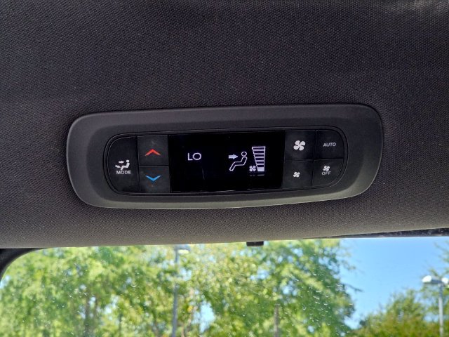 Used 2025 Chrysler Pacifica Select FWD image 10