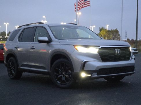 New 2025 Honda Pilot Touring image 2