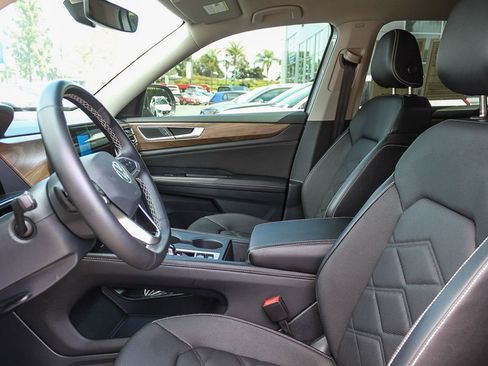 Used 2025 Volkswagen Atlas SE image 18