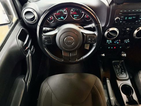 Used 2018 Jeep Wrangler Unlimited Sahara image 2