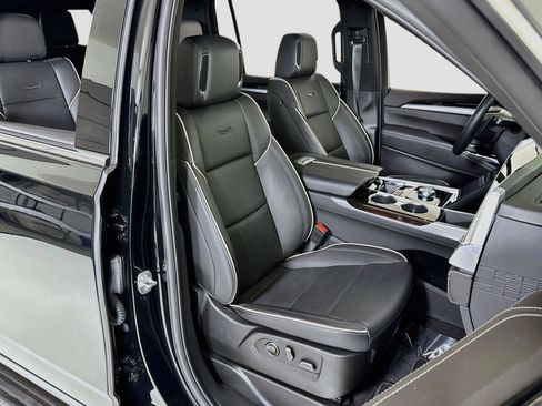 Used 2025 Cadillac Escalade ESV Premium Luxury AWD/4WD image 32