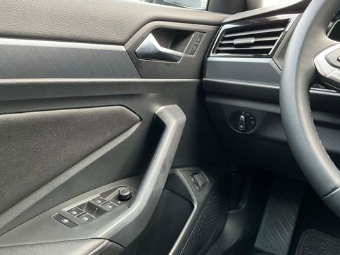 Certified 2023 Volkswagen Jetta SE w/ Panoramic Sunroof Package image 22