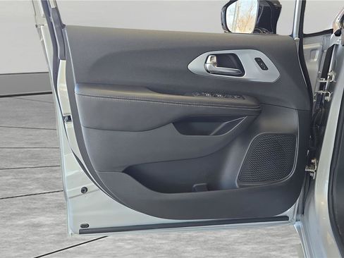 Used 2026 Chrysler Pacifica Limited image 27