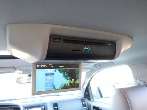 Used 2018 Toyota Sequoia Platinum image 32