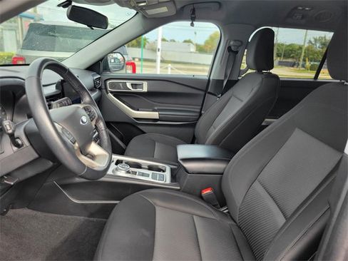 Used 2023 Ford Explorer XLT image 18