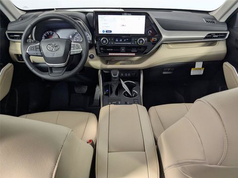 Used 2025 Toyota Highlander XLE FWD image 7