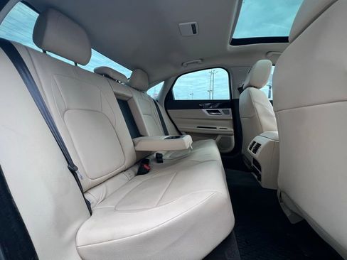 Used 2016 Jaguar XF Premium image 27