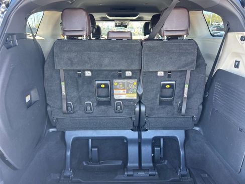 Used 2021 Toyota Sienna Platinum image 18