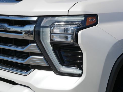 Used 2024 Chevrolet Silverado 2500 High Country w/ Technology Package image 16