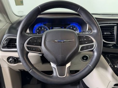 Used 2018 Chrysler Pacifica Touring-L w/ Premium Audio Group FWD image 17
