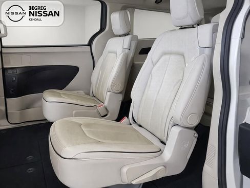 Used 2021 Chrysler Pacifica Limited w/ Premium & Safety Sphere Group image 13