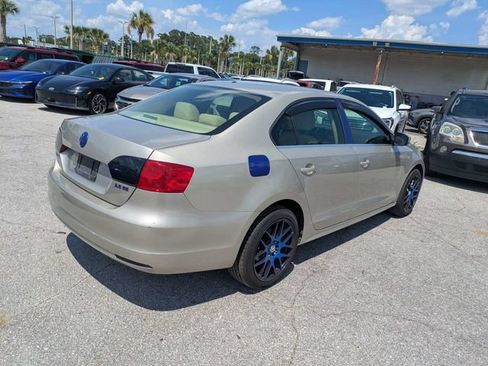 Used 2013 Volkswagen Jetta SE FWD image 3