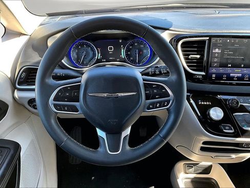 Used 2023 Chrysler Pacifica Touring-L FWD image 9