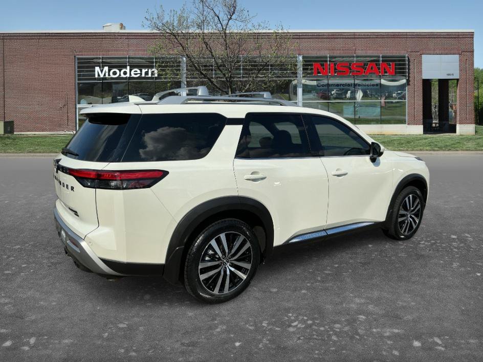 Certified 2024 Nissan Pathfinder Platinum w/ Black Appearance Package AWD/4WD image 4