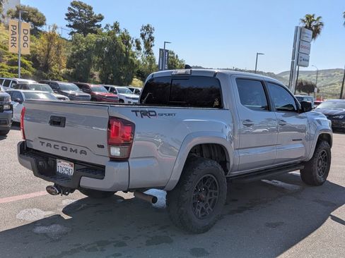Used 2018 Toyota Tacoma TRD Sport image 5