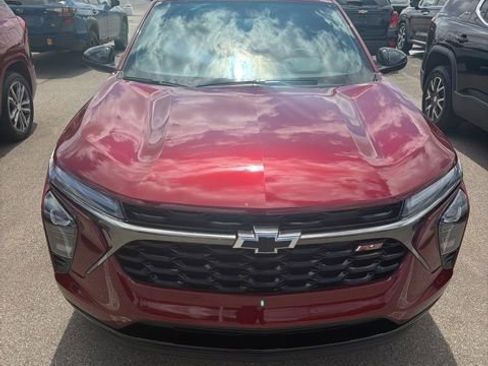Used 2025 Chevrolet Trax RS w/ Sunroof Package FWD image 2