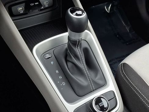 Certified 2025 Hyundai Venue SEL FWD image 13